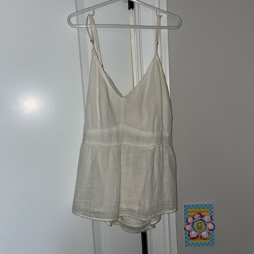 White flowy tank🤎